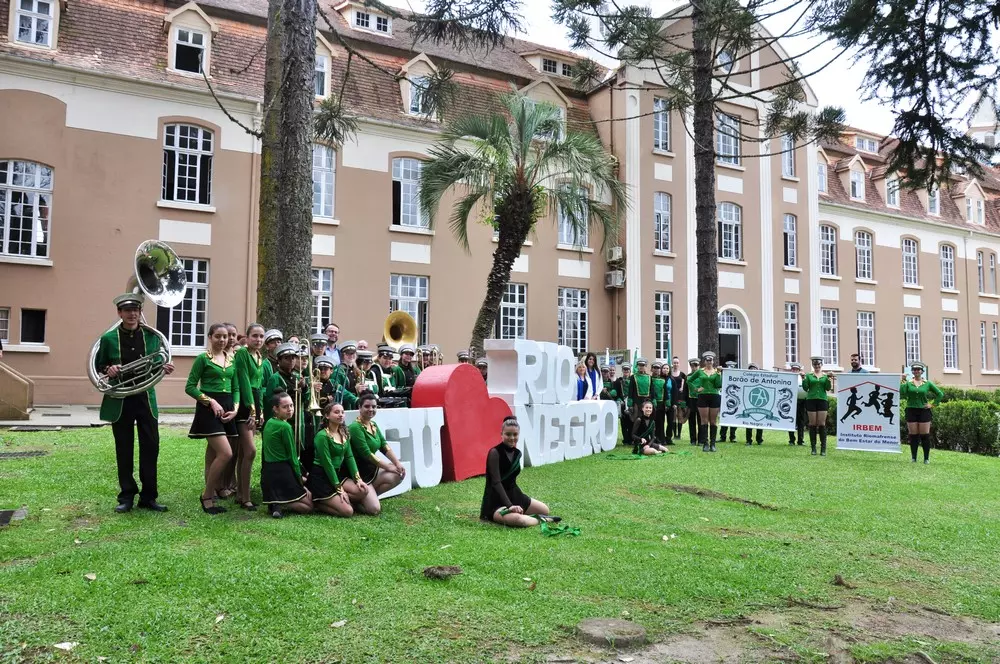 Banda Marcial do Colégio Barão de Antonina de Rio Negro se apresenta na Prefeitura